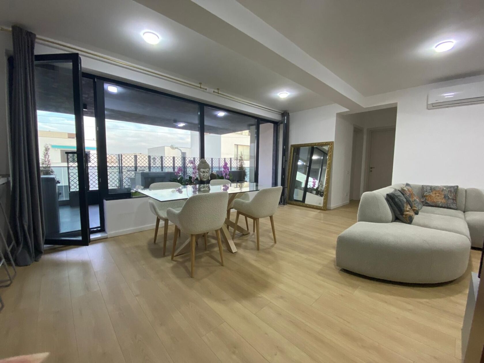 Chirie apartament exclusivist cu 4 camere, lângă Pădurea Băneasa — fotografia 2